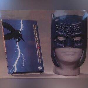 DC Comics: Batman The Dark Knight Returns Collectors Book & Mask Set